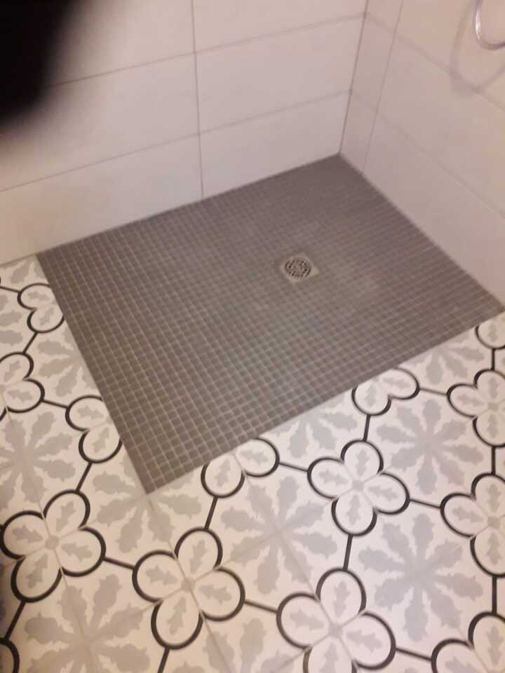 Carrelage de salle de bain à Houtaud